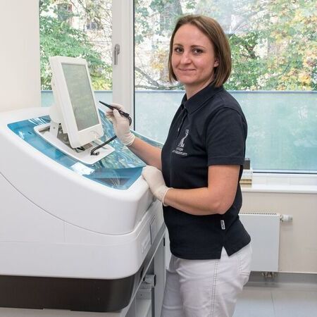 Mitarbeiterin bedient ein Endoskopiegerät in der Urologie-Praxis